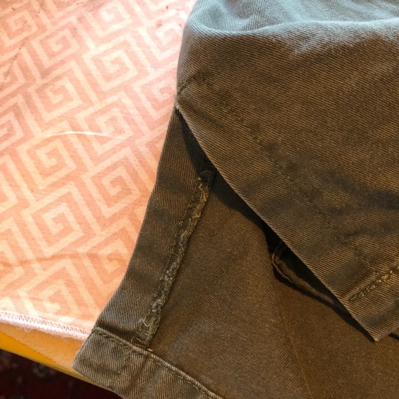 Size 14 Nevada army green skirt, zipper in back, pockets, slits, belt buckles - Picture 4 of 9